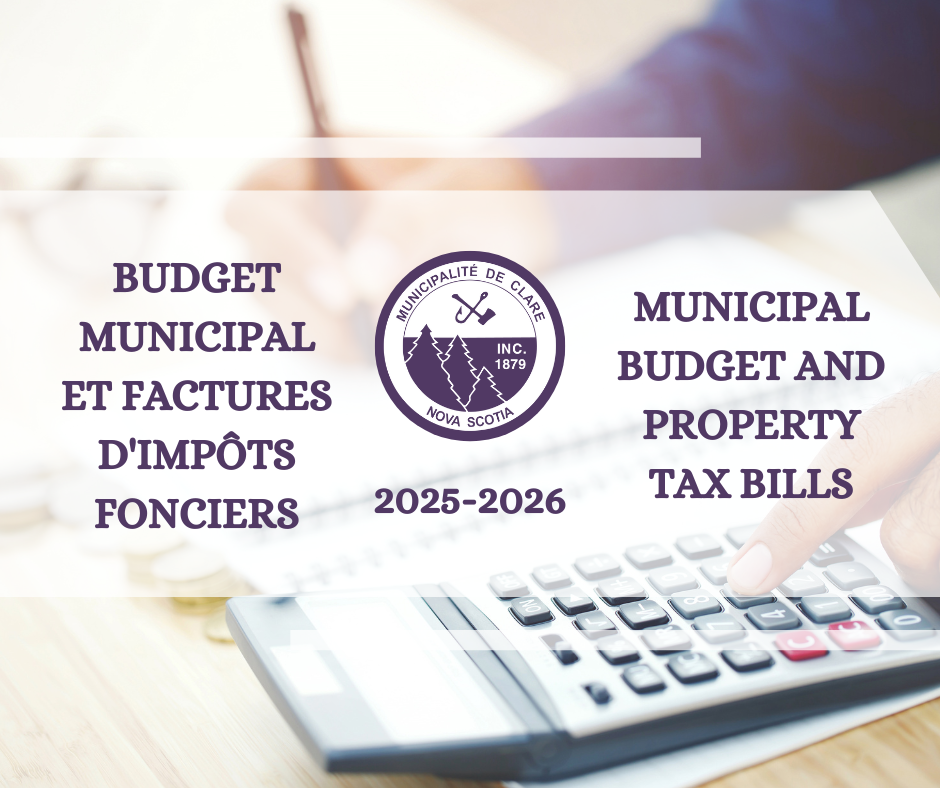Image en arrière-plan d'une personne effectuant des calculs sur une calculatrice avec le texte « Budget municipal et factures d'impôts fonciers ».