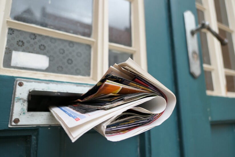 des dépliants dans une fente à lettres