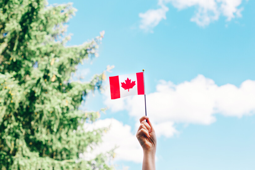 Drapeau du Canada sur fond de ciel bleu