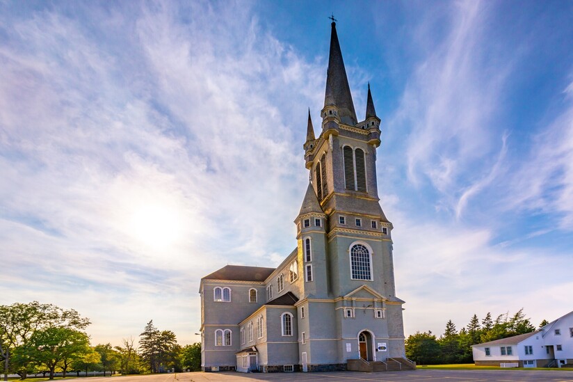 Une image de l'église Sainte-Marie avec un ciel bleu et nuageux.