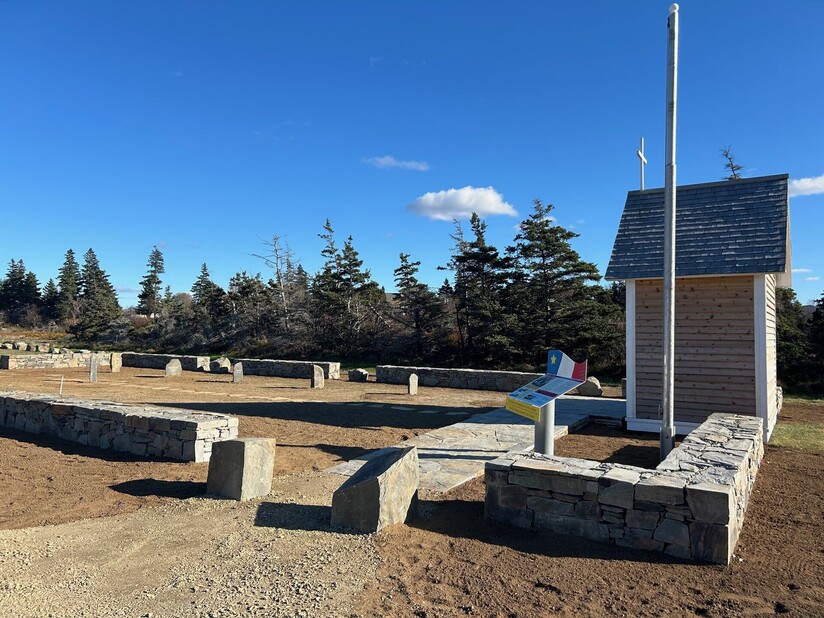 une photo des travaux effectués sur le site du projet, notamment un mur de pierre de 18 pouces de haut autour du cimetière, une nouvelle promenade en pierre, une surface nivelée et couronnée, ainsi qu'une chapelle rafraîchie.