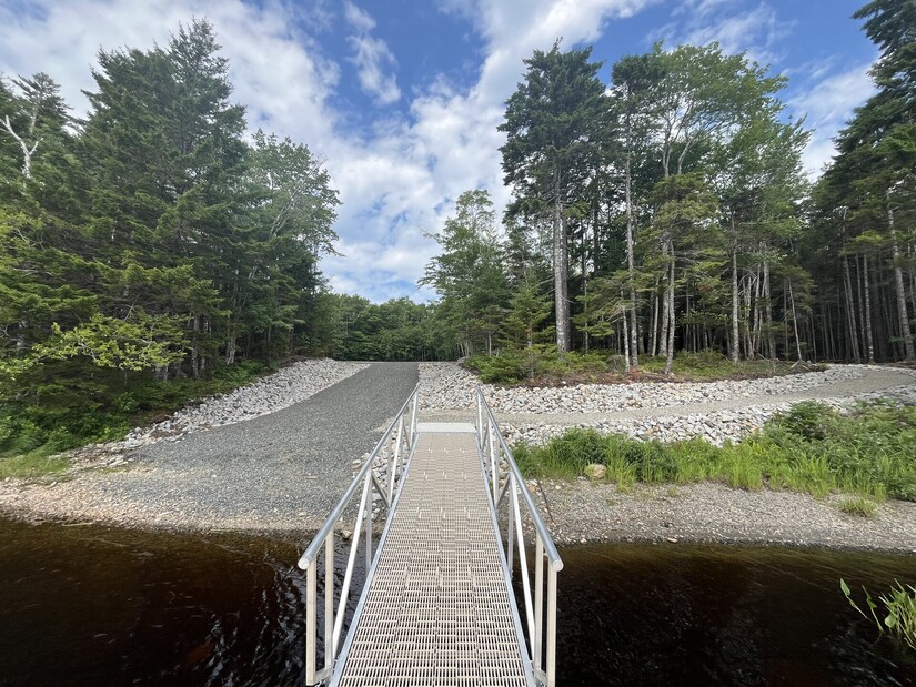 Le nouveau lancement de bateaux et la route accessible pour se rendre à la nouvelle rampe de mise à l’eau accessible pour les kayaks au parc Wentworth